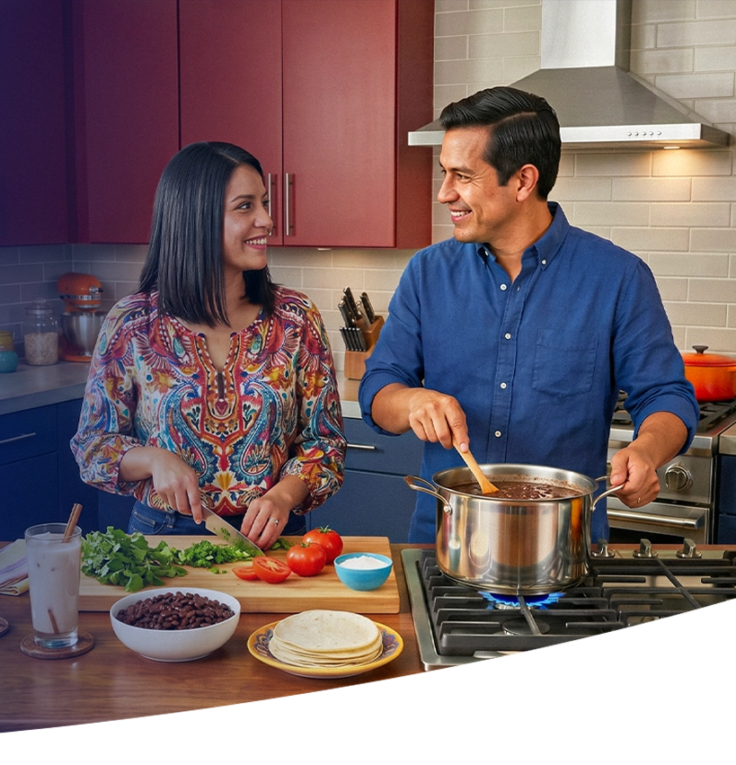 fondo azul con pareja cocinando