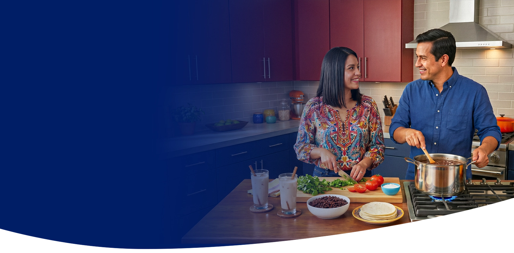 fondo azul con pareja cocinando